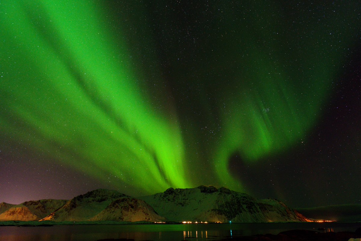Northern lights above Lillevik, on Gimsøy in Lofoten. No light pollution, so a great place to see this. lilleviklofoten.no #northernlights #auroraborealis #lofoten #nordlys