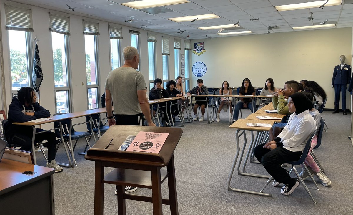 MsGagen's tweet photo. Jy’Den-Myles was a fabulous tour guide with a great Gunston group visiting ACC.  @mdvanlare @Margaretchungcc @AccCounseling https://t.co/poLG4xjqgq