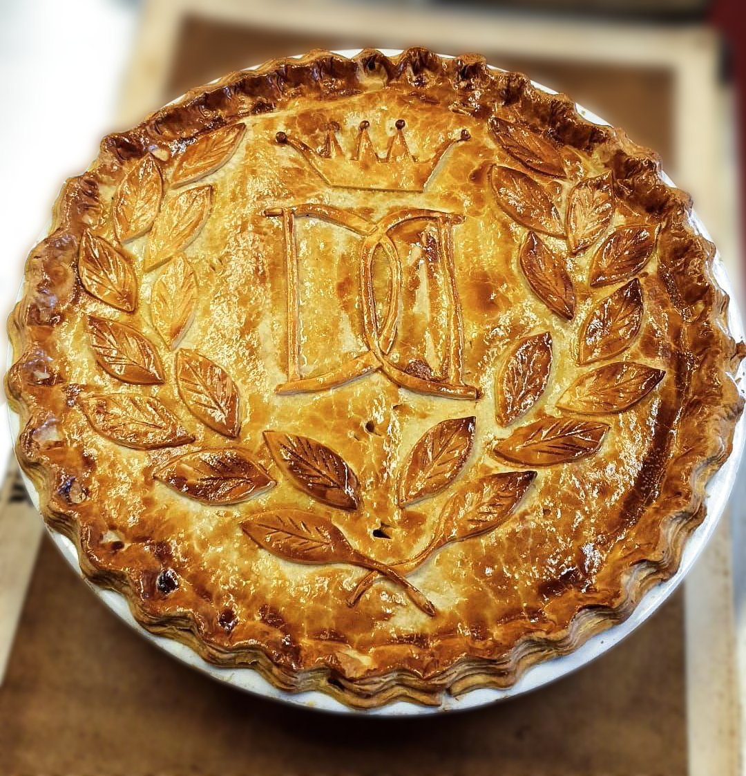 KnowsleyEstate's tweet photo. We've been busy in the kitchen, cooking up something delicious for the season - #GamePie! This classic autumn dish is the perfect end to a day of field sports, artfully decorated with the Derby crest. 😋
#pieseason #foodies #fieldsportsuk #cheflife #autumn https://t.co/tbENh0YiO2
