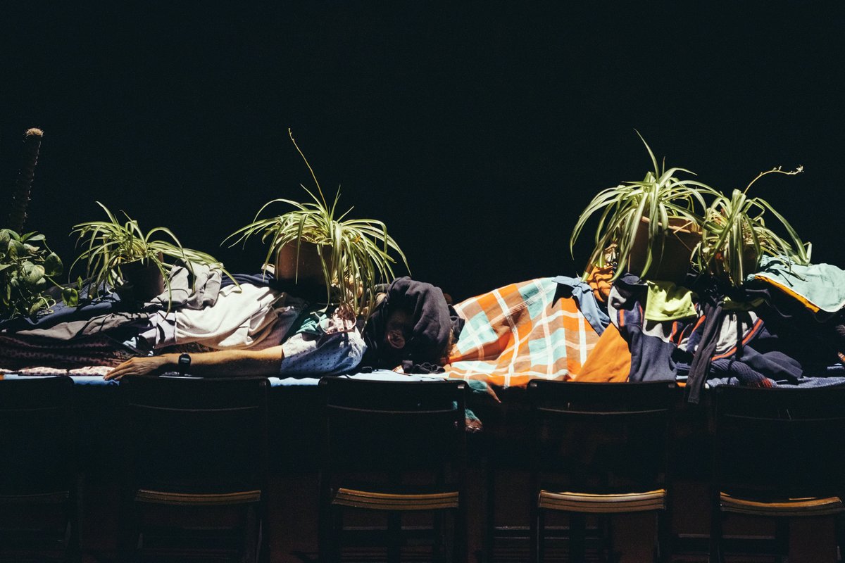 auagenda's tweet photo. #teatre @TeatreMicalet recupera ECLIPSI TOTAL, últim espectacle de @PontFlotant recentment guardonat amb el Max a la millor autoria teatral. La companyia valenciana s'endinsa en el delicat i misteriós tema de la mort. Si encara no l'has vist, és el moment! https://t.co/skW79YI8oc https://t.co/vmCO5cvDD3