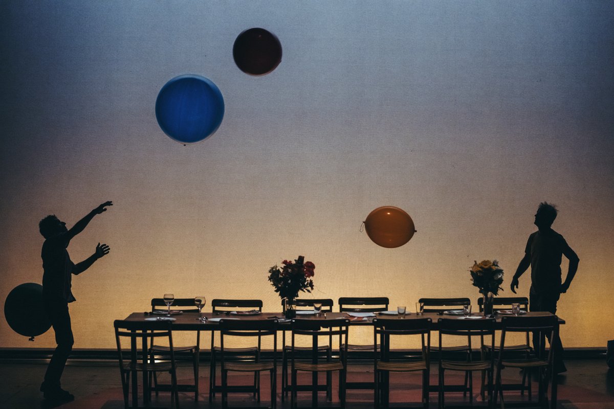auagenda's tweet photo. #teatre @TeatreMicalet recupera ECLIPSI TOTAL, últim espectacle de @PontFlotant recentment guardonat amb el Max a la millor autoria teatral. La companyia valenciana s'endinsa en el delicat i misteriós tema de la mort. Si encara no l'has vist, és el moment! https://t.co/skW79YI8oc https://t.co/vmCO5cvDD3