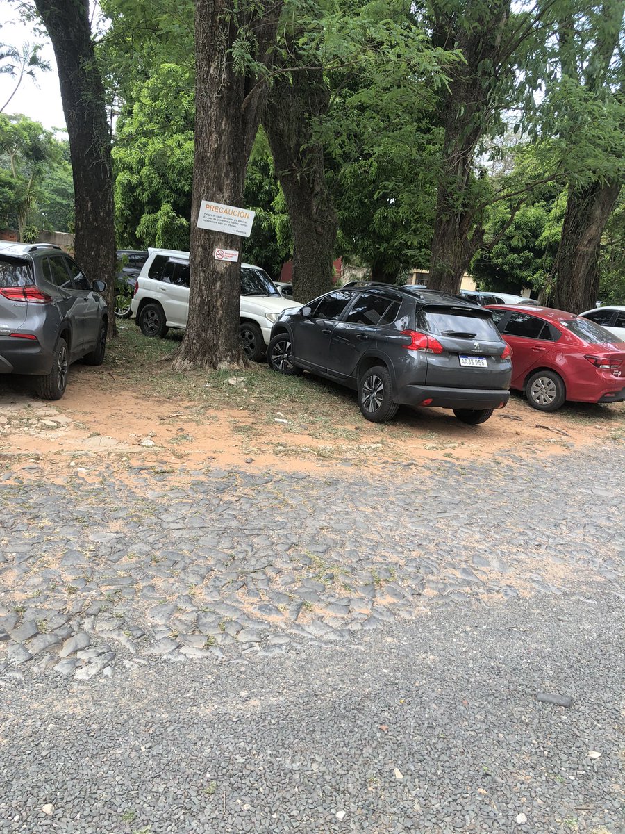 Para estos dos hijos de puta que estacionaron frente a mi vehiculo, tienen suerte que mi hijo me estaba esperando para llevarle al médico porque les iba a rayar todo sus autos si no estaba apurada!! Rt por fa para que llegue a estos ignorantes