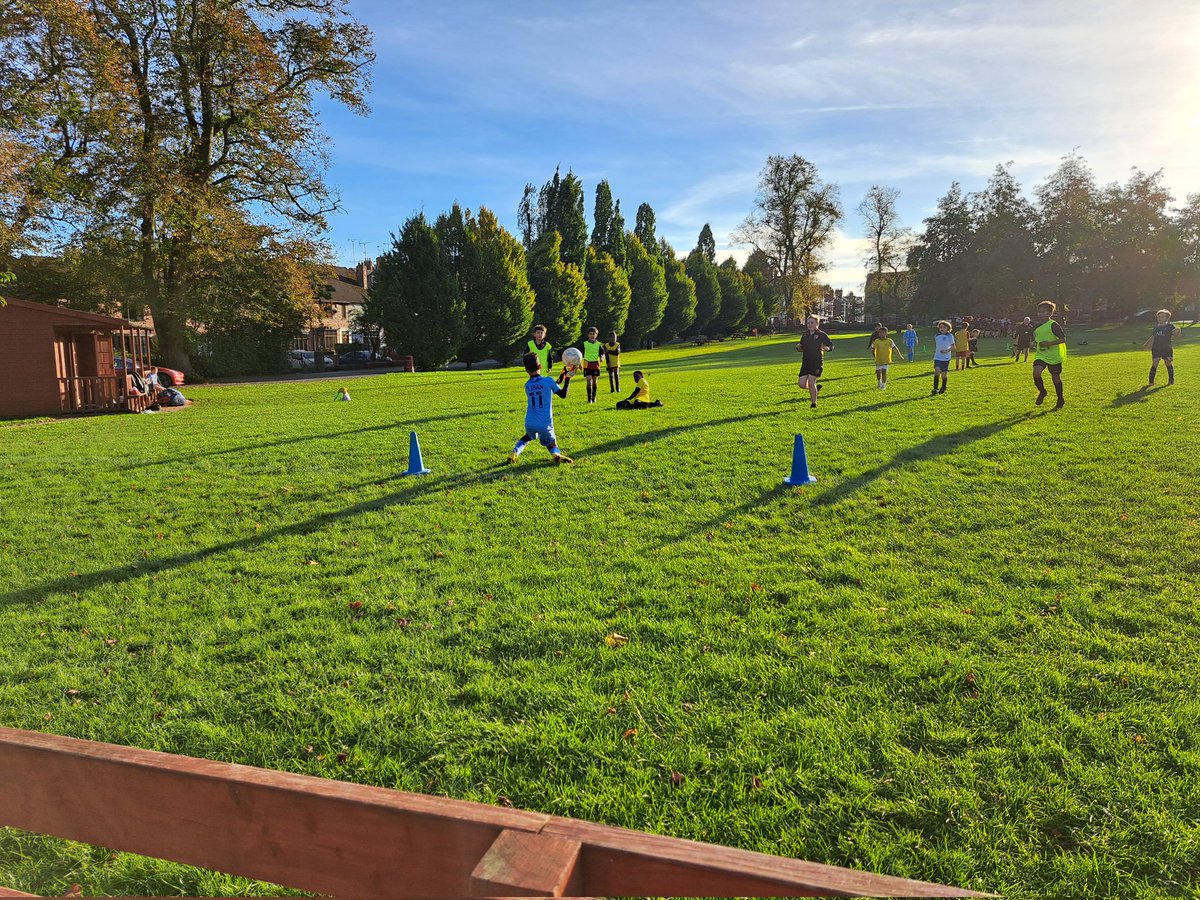 BablakeJunior's tweet photo. With over 45 clubs and societies in action every week, it is no surprise that Bablake pupils have such breadth of character. The setting is lovely, as well, giving a natural feel to every day. #BablakeCharacter #Coventry #HealthyBodyHealthyMind https://t.co/dJYOLXKFMb