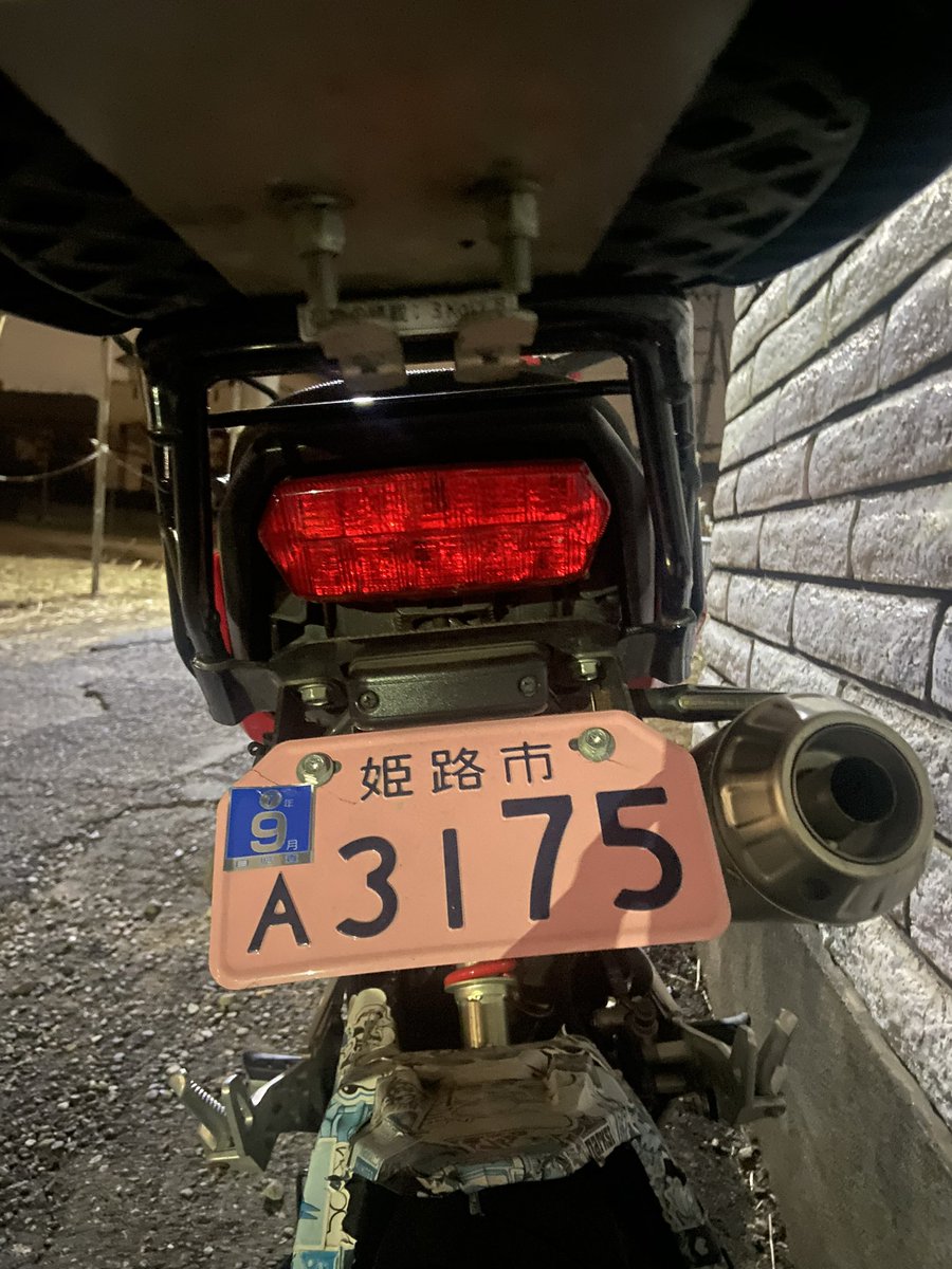 daonaho's tweet photo. Twitterの皆様にお力をお借りできればと思います。
ボクのバイクがパクられたので、よければ情報提供だけでもいただけないでしょうか？
本当によろしくお願いします。
特徴をお伝えします。
アクラポのマフラーの付け位置が壊れてるためプラプラしています。
左ミラーが破損しています。
続きをリプで https://t.co/WQ4H3wcp8c