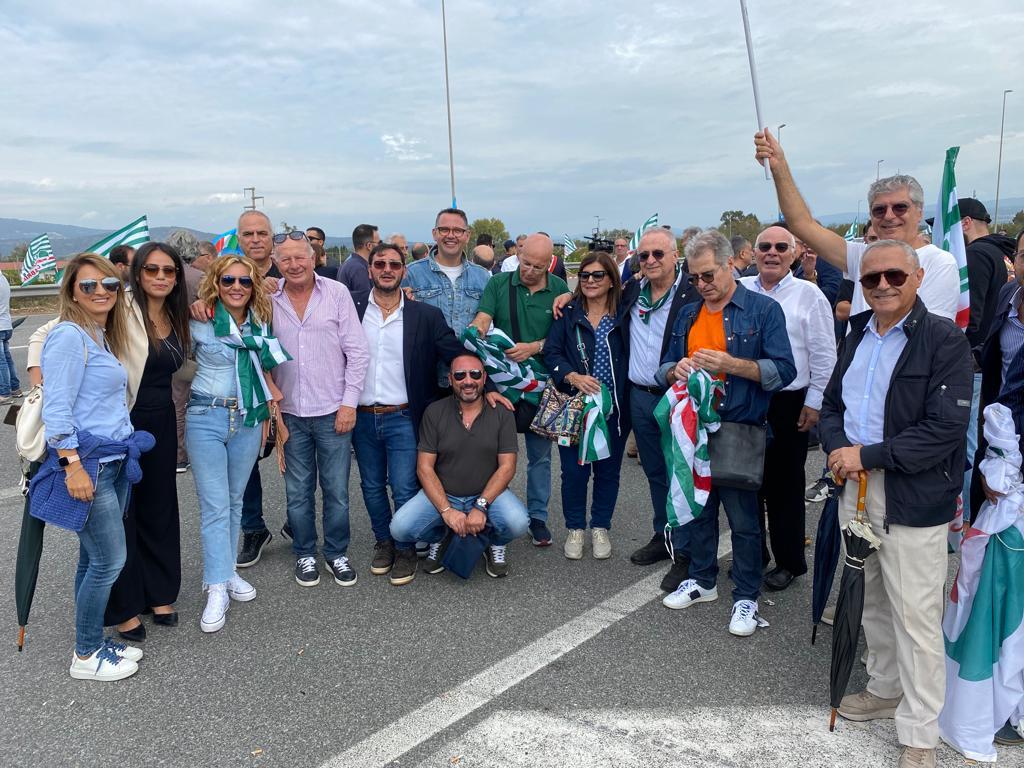 FitCisl's tweet photo. #17ottobre #Gioiatauro Il #porto non si ferma. Anche la @FitCisl presente oggi al #flashmob per chiedere revisione #direttiva europea Eu-Ets che rischia di penalizzare uno degli scali più strategici del #Mediterraneo e danneggiare l'intero cluster #portuale e #marittimo https://t.co/bubuUwaT9i