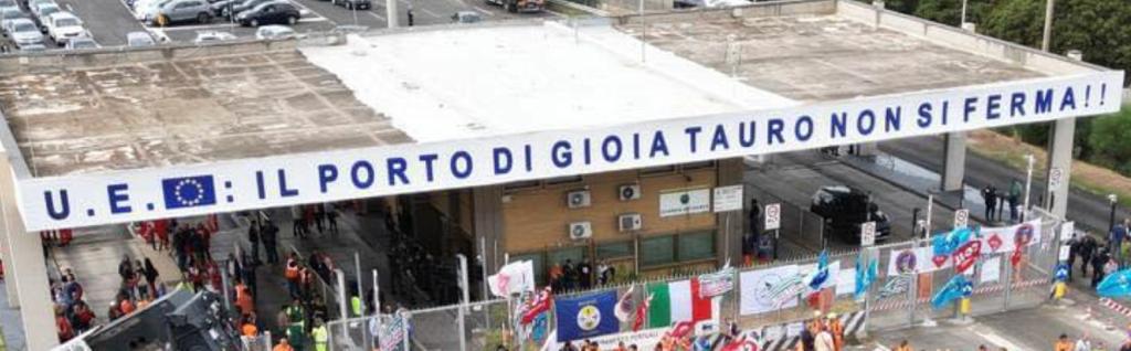 FitCisl's tweet photo. #17ottobre #Gioiatauro Il #porto non si ferma. Anche la @FitCisl presente oggi al #flashmob per chiedere revisione #direttiva europea Eu-Ets che rischia di penalizzare uno degli scali più strategici del #Mediterraneo e danneggiare l'intero cluster #portuale e #marittimo https://t.co/bubuUwaT9i