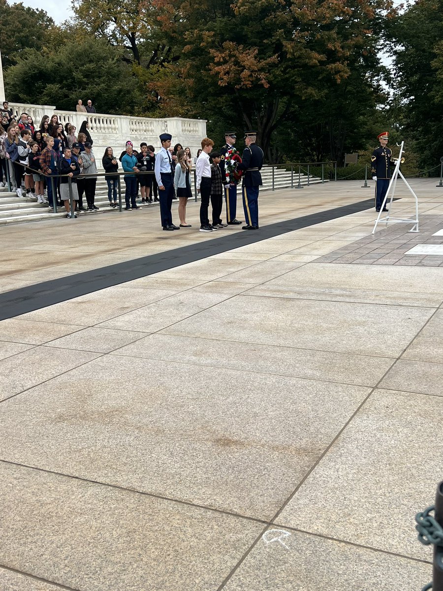 hmsdcbus1's tweet photo. Great honor for HMS students to participate in the laying of the wreath. https://t.co/tsvpYG8AVR