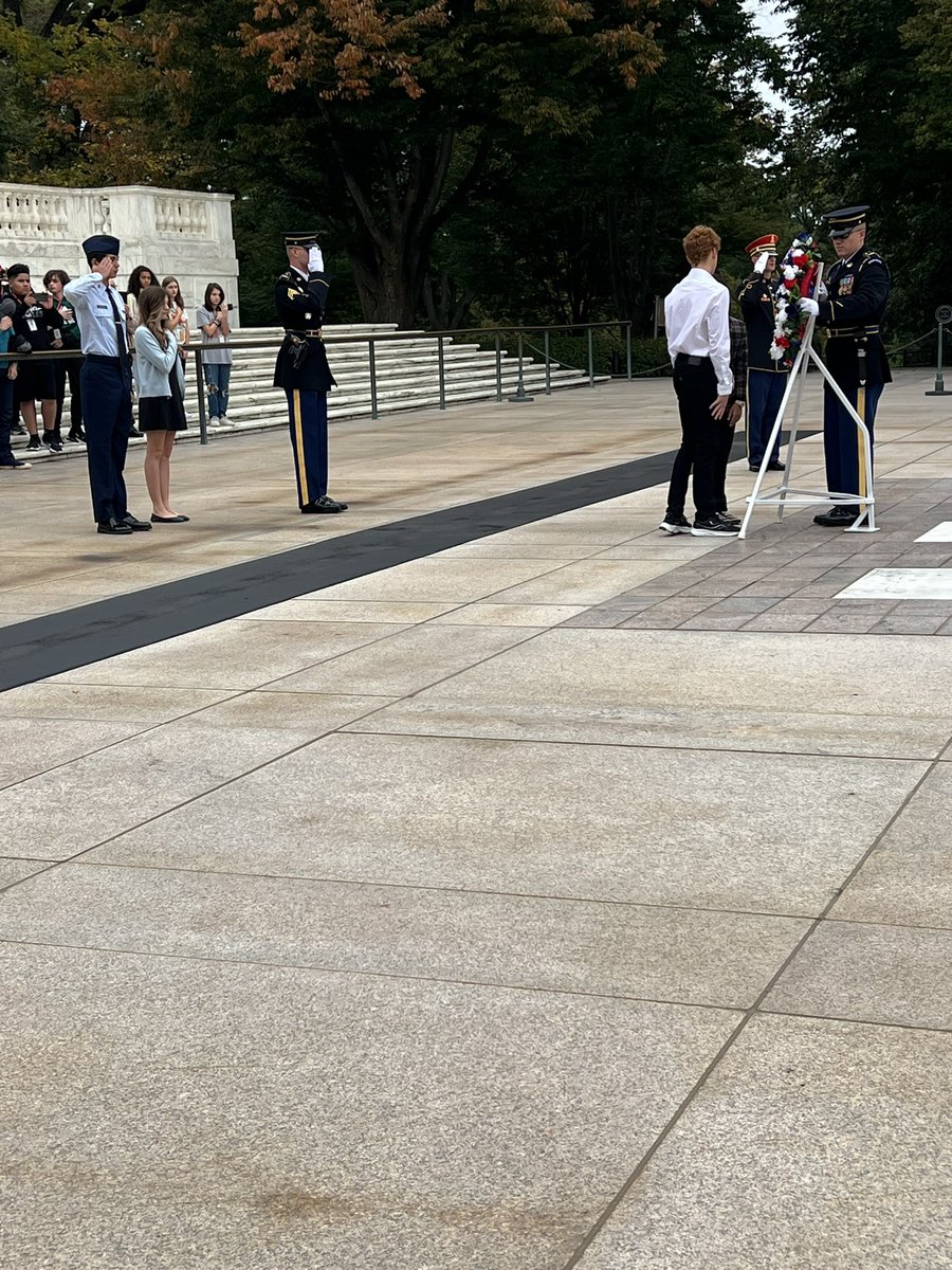 hmsdcbus1's tweet photo. Great honor for HMS students to participate in the laying of the wreath. https://t.co/tsvpYG8AVR