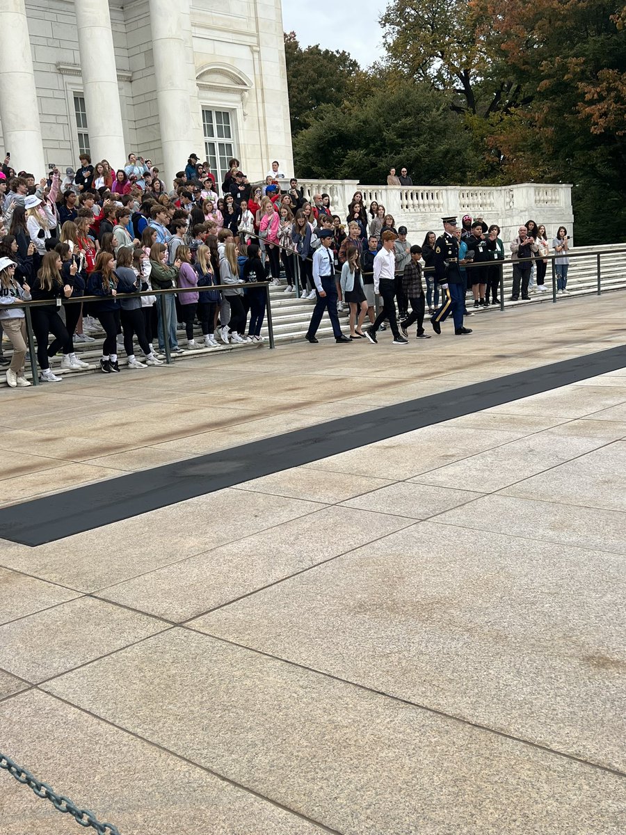 hmsdcbus1's tweet photo. Great honor for HMS students to participate in the laying of the wreath. https://t.co/tsvpYG8AVR