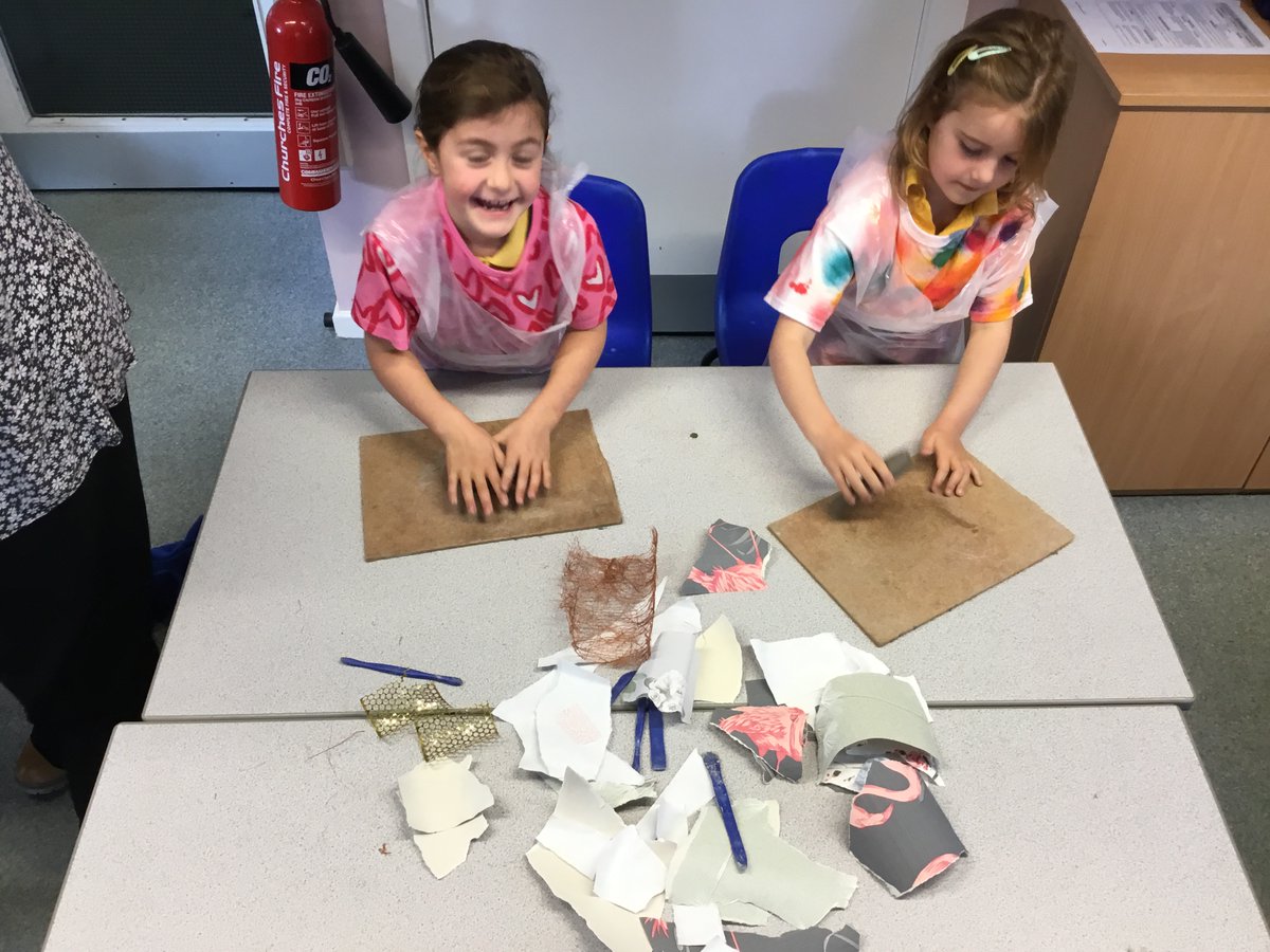 EdgeHade's tweet photo. Today in art, Peter came to visit us and help us create our insects using clay. He will be taking our pieces and firing them in his kiln for us. #HESArtYr1 #HESArtYr2 #HESVisitor https://t.co/6LP6UkxLls
