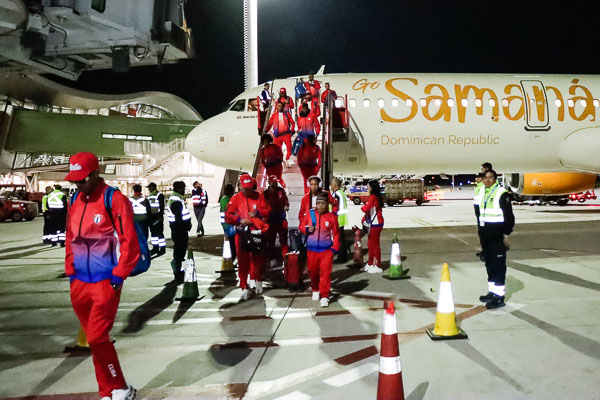 RadioSantaCruz_'s tweet photo. La primera parte de la delegación de #Cuba 🇨🇺 asistente a los XIX #JuegosPanamericanos arribó en la madrugada a Santiago de Chile

👉El grupo de atletas (está el santacruceño José Ramón Rodríguez), entrenadores y directivos es encabezado por @CMontiller
https://t.co/FmvGtHBncm https://t.co/4vVR1gK6tT