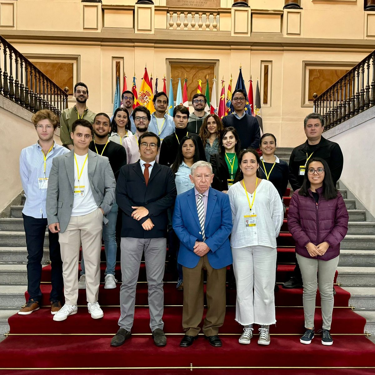 Estudiantes del #MásterDerechoConstitucional <a href="/UIMP/">UIMP</a> <a href="/cepcgob/">Centro de Estudios Políticos y Constitucionales</a> con los profesores Antonio Torres del Moral y <a href="/jorgeporto11/">Jorge Portocarrero</a>, que están impartiendo su asignatura esta semana