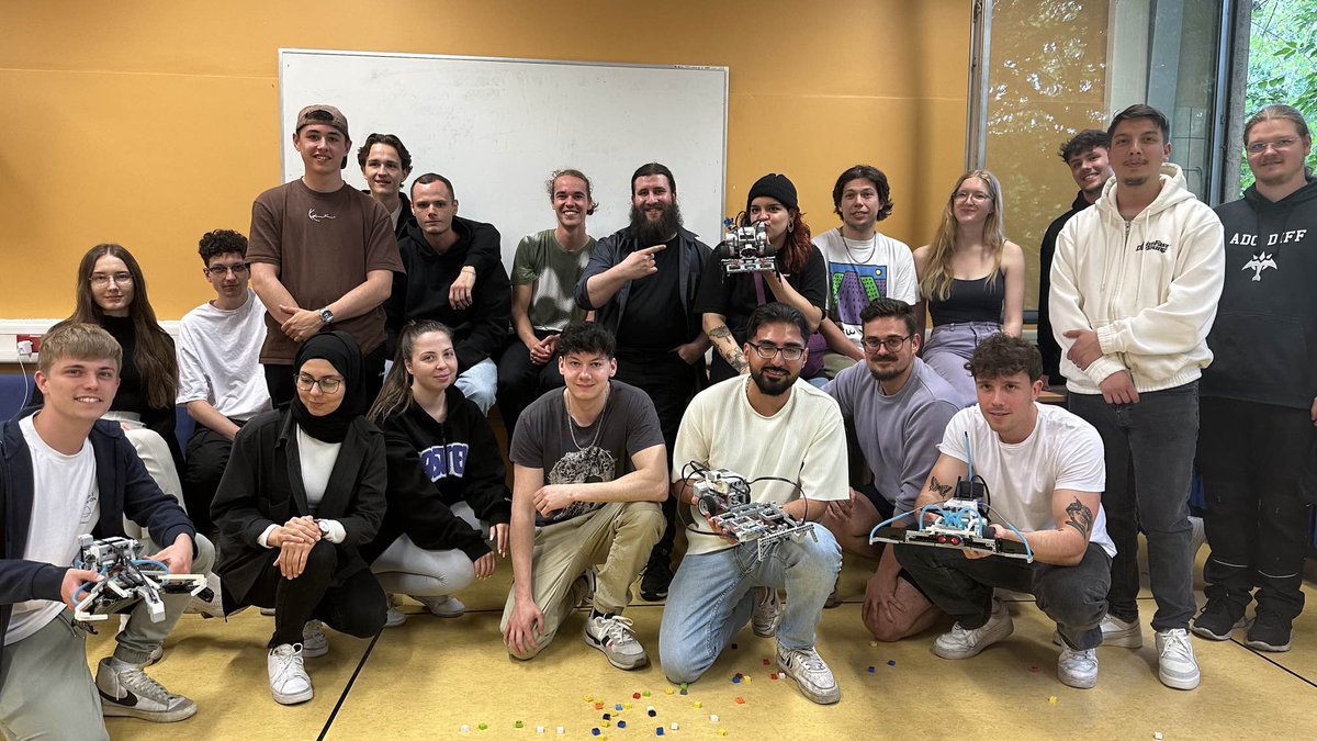 Mit unserem Projekt Retten Roboter unsere (Um)Welt? Müllvermeidung intelligent gelöst, haben wir es unter die 10 Finalisten beim Wettbewerb #DIGIGREEN der <a href="/NRWBANK/">NRWBANK</a> geschafft 🥳 <a href="/bildungsland/">bildungs.land</a>.nrw @bigeno_wesel #wirsindegb #egbköln #ecommerce #AKET0122 #nachhaltigkeit #förderung