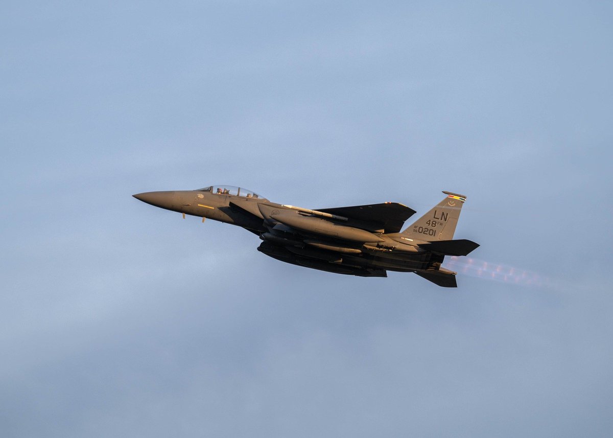 skytrailerdotnl's tweet image. F-15E Strike Eagles assigned to the 494th Expeditionary Fighter Squadron "Mighty Black Panthers" patrol alongside coalition forces to assure, deter, and defend in an increasingly complex and dynamic security environment. Stay Safe guys! #F15E, #494FS, #Eaglecounty #48FW