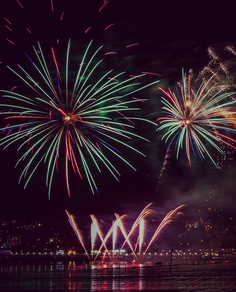 🌟 EXCITING ANNOUNCEMENT! 🎆 Our spectacular Fireworks at Sea 2023 display time has been officially announced - set your alarms for 6.30pm on Friday 3rd November!

last remaining tickets available via our website: grandpier.co.uk/whatson/firewo… 

#FireworksEvent #WestonSuperMare