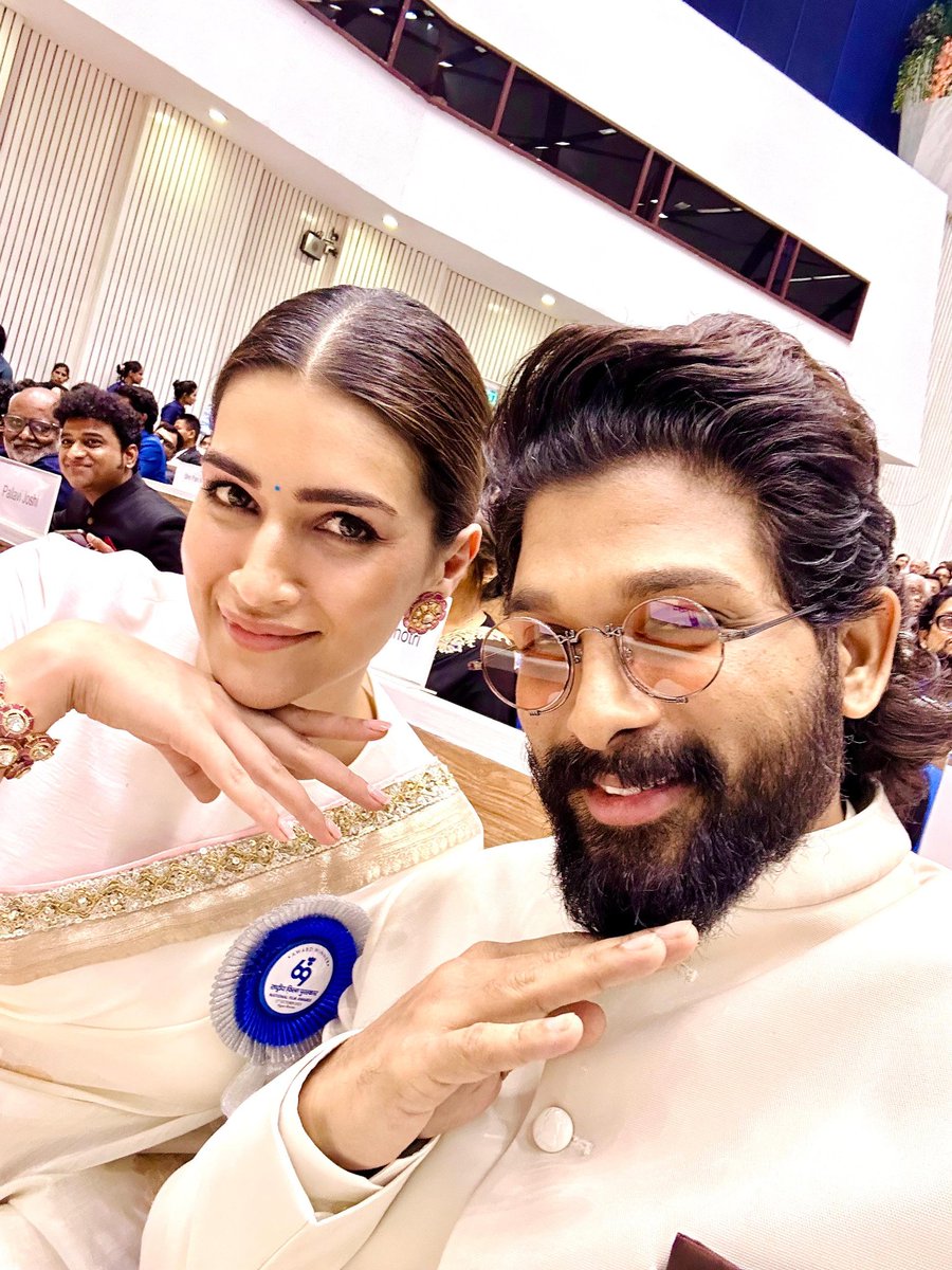 #69thNationalFilmAwards Best Actor & Actress winners unite as Icon star #AlluArjun, #AliaBhatt, and #KritiSanon strike a pose together, showcasing the epitome of talent and charm.

#Pushpa2TheRule #PushpaTheRise #PushpaRaj