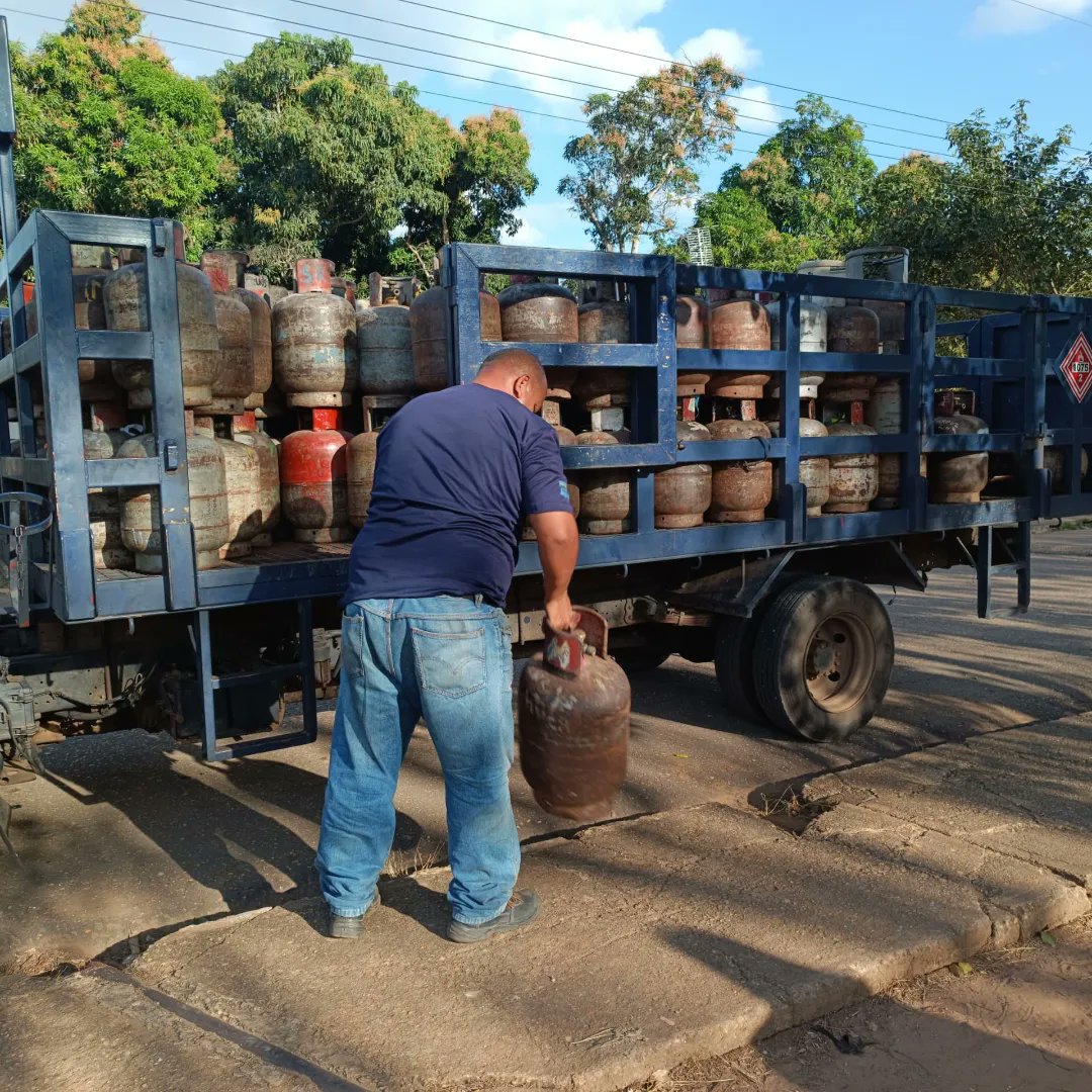 ♦️ #SoloEnRevolución 💯 🤜🏼🤛🏼

Con  jornada de distribución de gas domėstico  PDVSA <a href="/gas_comunal/">PDVSA Gas Comunal S.A.</a> de la mano de <a href="/gas_anzoategui/">Gas Anzoátegui</a> y a través del 1x10 del Buen Gobierno, beneficiaron a 265 familias de la comuna Ezequiel Zamora del Mpio. Aragua de la entidad oriental.