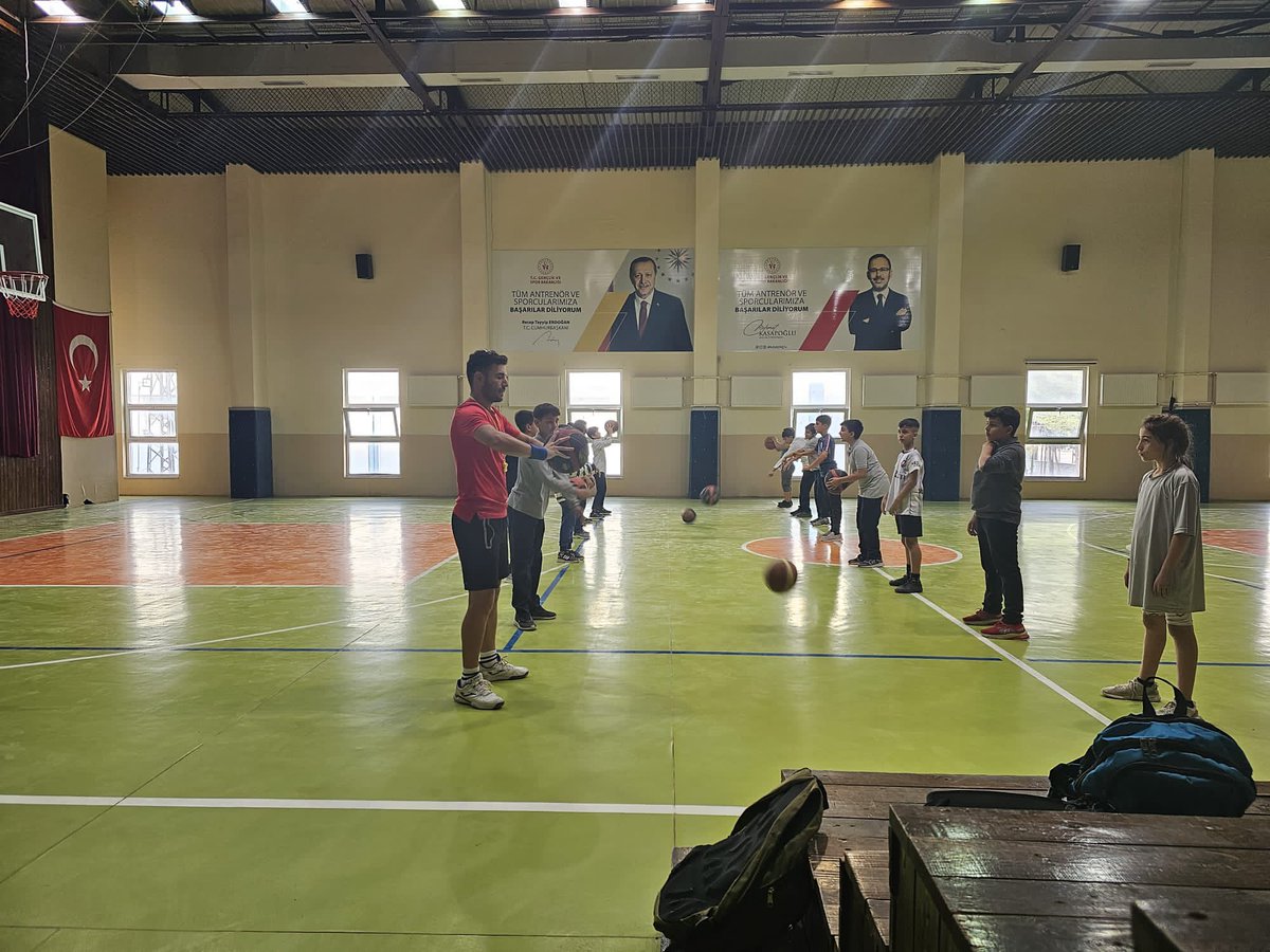 Siverek_GM's tweet photo. Gençlerin merkezinde basketbol kursu da var. Evet gençler bu merkez sizin bekliyoruz.
@OA_BAK 
@gencliksporbak https://t.co/z00EMJxYtF