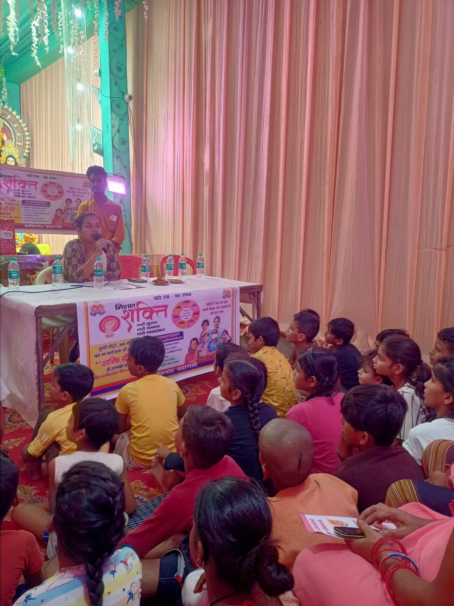 DspPragya's tweet photo. मिशन शक्ति फ़ेस 4 के अन्तर्गत देवी माँ के पंडाल में महिलाओं को शासन की योजनाओं और हेल्पलाइन न.के संवंधमें जागरूक किया गया @dgpup @varanasipolice https://t.co/W0LKO2Yt4Q