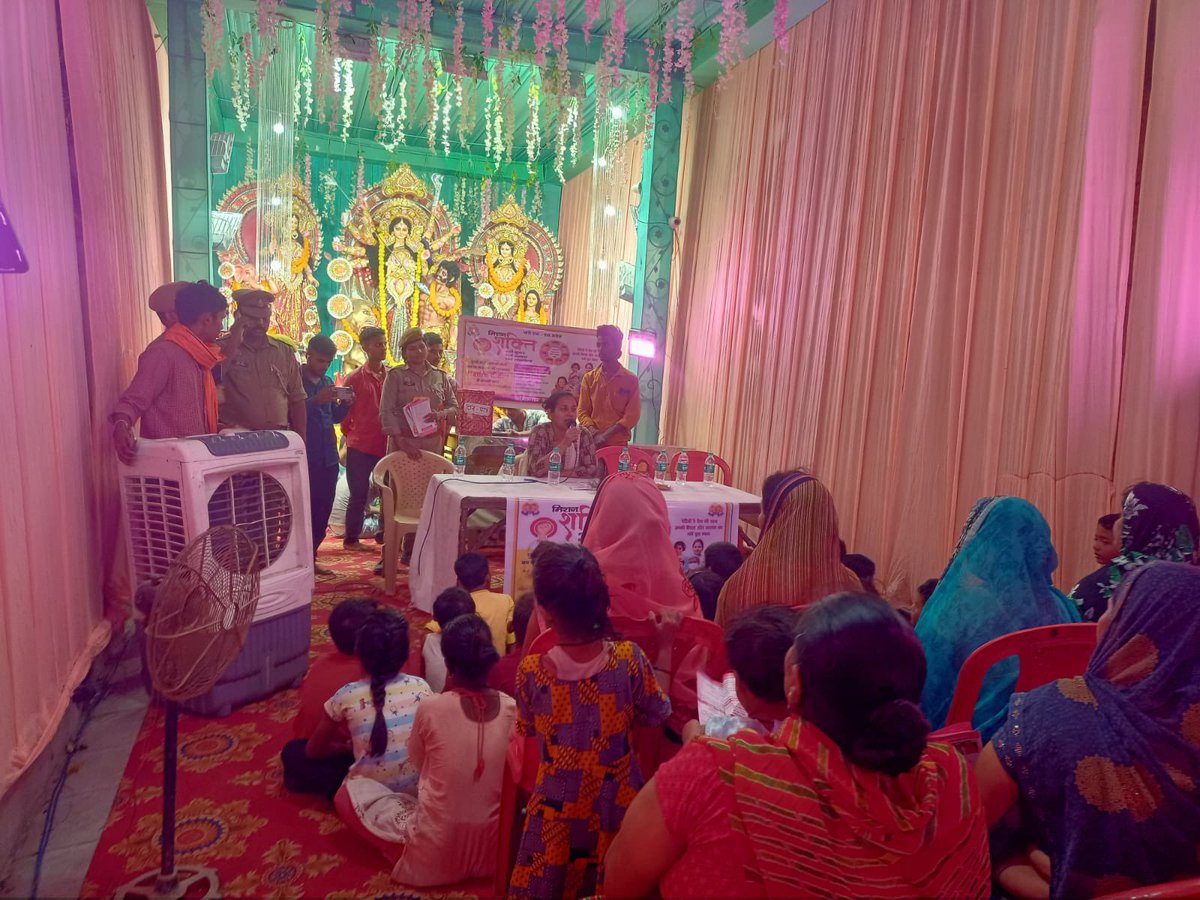 DspPragya's tweet photo. मिशन शक्ति फ़ेस 4 के अन्तर्गत देवी माँ के पंडाल में महिलाओं को शासन की योजनाओं और हेल्पलाइन न.के संवंधमें जागरूक किया गया @dgpup @varanasipolice https://t.co/W0LKO2Yt4Q
