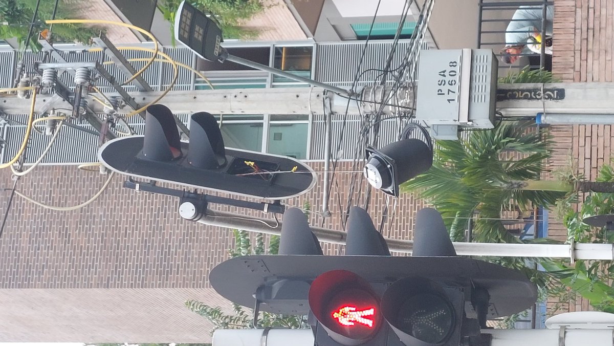 En sector de la inferior con la 10 está el semáforo en éstas condiciones, posible accidente por favor @sttmed atención