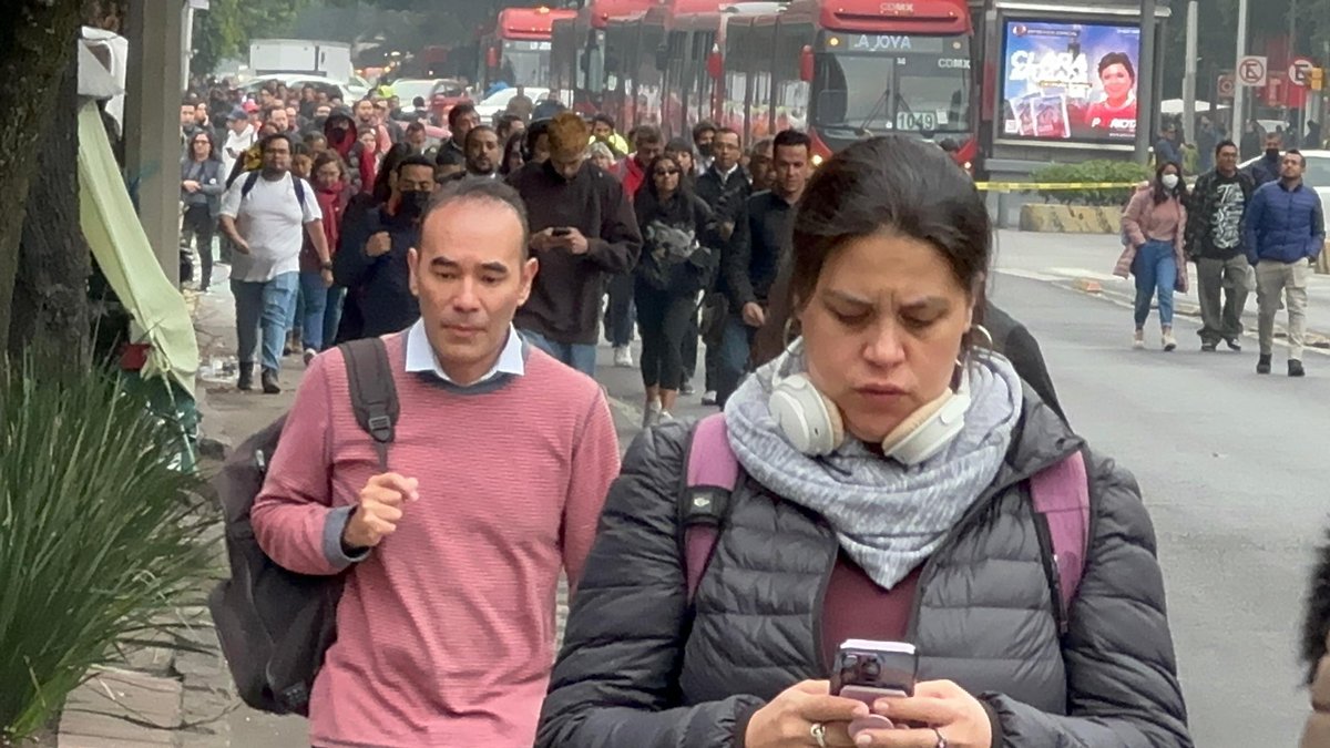 SofiGarciaMX's tweet photo. 🚨#ColapsoVial
De nuevo trabajadores del Poder Judicial se manifiestan en diferentes puntos de la #CDMX
➡️ Periférico Sur
➡️ Insurgentes Sur
➡️ ℹ️ 🎥 📷 Gerry Galicia y Mario Miranda ⬇️ https://t.co/24vQD0TyZ6