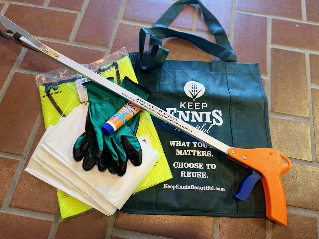 EnnisBeautiful's tweet photo. Grab your free litter clean up supplies for the Fall Sweep, our annual fall cleanup program that runs through Nov 19th. Supplies are limited so don't wait. Call/email for pickup location (we're on the move quite a bit lately). 972-878-4748 x2823 KeepEnnisBeautiful@ennistx.gov https://t.co/4wv2xN948a