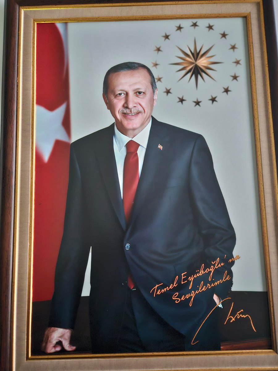 Sayın Cumhurbaşkanımız Recep Tayyip Erdoğan'ın şahsıma yollamış olduğu imzalı fotoğrafı için şükranlarımı sunar, ülkemizin bekası için sağlık, mutluluk ve esenlikler dilerim. 🇹🇷 <a href="/RTErdogan/">Recep Tayyip Erdoğan</a> ❤ 

#türkiye 🇹🇷