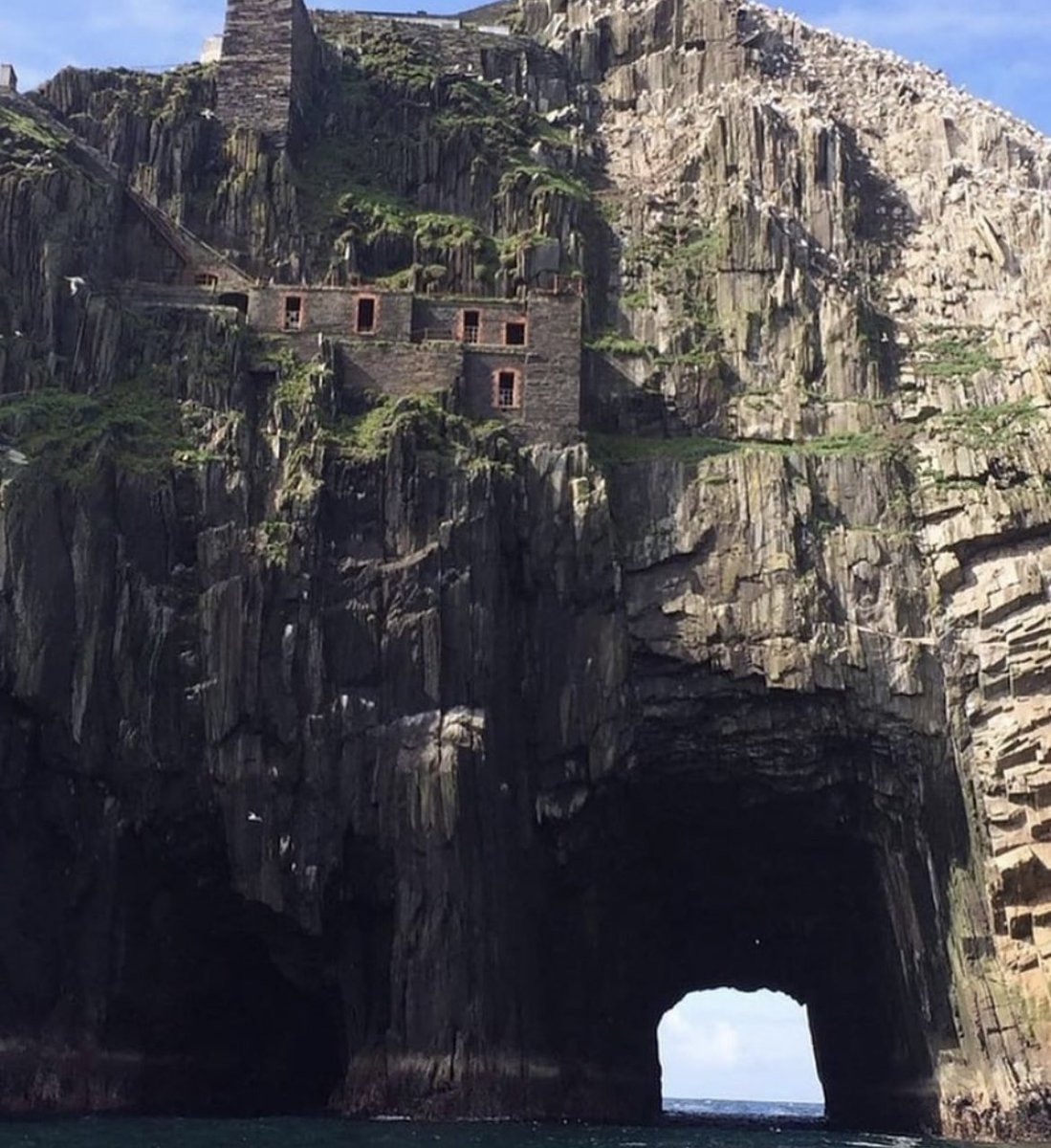 historyinmemes's tweet image. The 'Entrance to the Underworld' on Bull Rock Island in Cork, Ireland, is a striking sight. Situated 4km off Dursey Island and 9km from the mainland, Bull Rock's most remarkable feature is a narrow passage that pierces through the rock, connecting one side to the other. It…