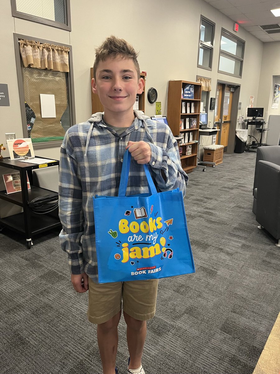 We had so many beautiful entries for our bookmark contest! Congratulations 🎉 to our Fall Bookmark winner! Look at how beautiful and detailed his bookmark is 😍 <a href="/ClarkMSCougars/">Cougar Pride</a> @FISD_Libraries