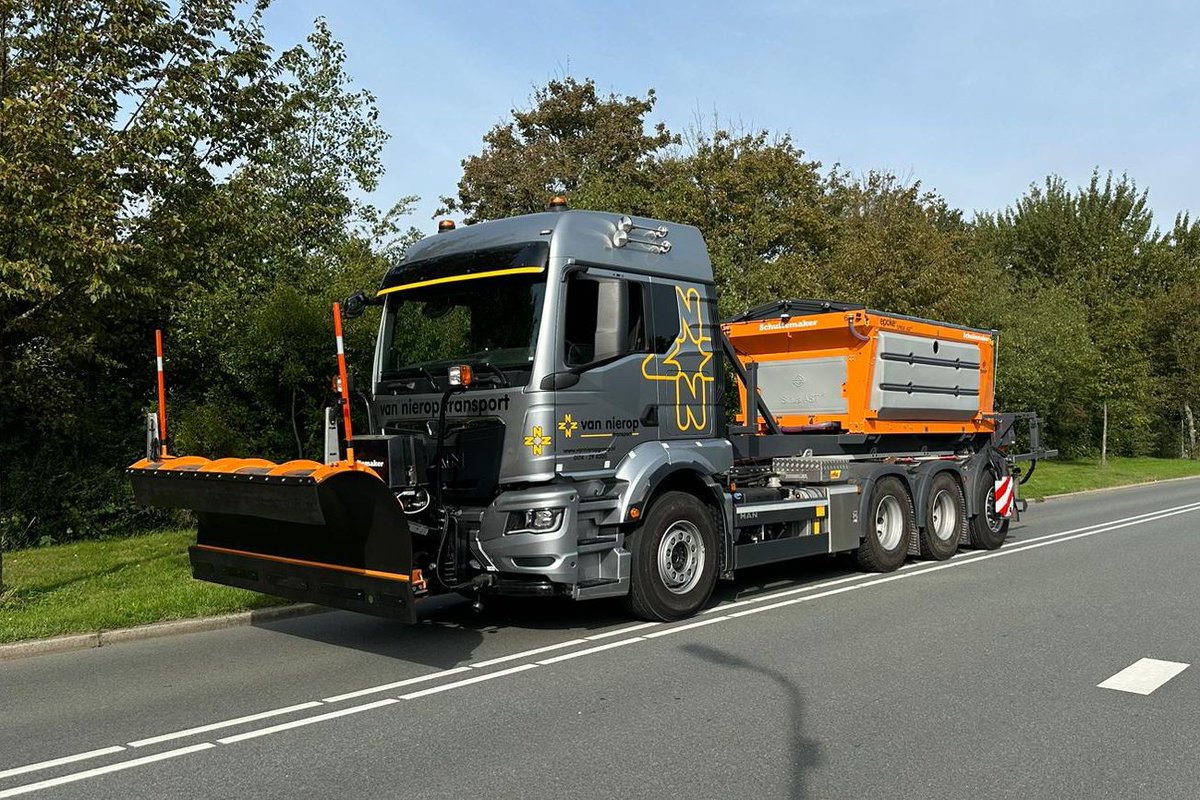 GemWestland's tweet photo. Vandaag en morgen gaan onze strooiwagens de weg op voor een testrit, ook al is vorst nog niet in zicht. We controleren onze 450 km autowegen en 150 km fietspaden om klaar te zijn voor het strooiseizoen van november tot maart. Meer informatie: https://t.co/3f60h97LSr ❄️ https://t.co/8RCVzlDGbc