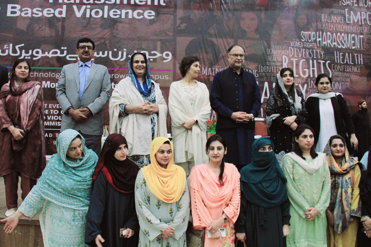 barirahanif's tweet photo. Got a chance to speak to a very keen crowd of young women of @UONoffical &amp;UET Narowal on #gender mainstreaming in development sector of #Pakistan. Thanking @PakistanYpdc &amp; @hecpkofficial for providing an engaging platform for talks on key aspects of exercising legal rights on GBV https://t.co/bQW6kkRXMo