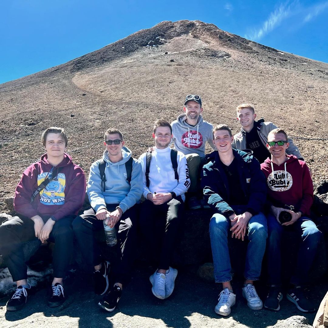 lulububu_gmbh's tweet photo. Auf dem Pico del Teide haben wir bewiesen, dass wir nicht nur Code schreiben, sondern auch Berge besteigen können! Unser Team hat den Gipfel erobert und dabei sogar echte Bugs gesehen. 😄🏔️
#remote #remotework #teide #teneriffa #teamevent #team #temabuilding #software #sun #work https://t.co/kMakpM8zY2