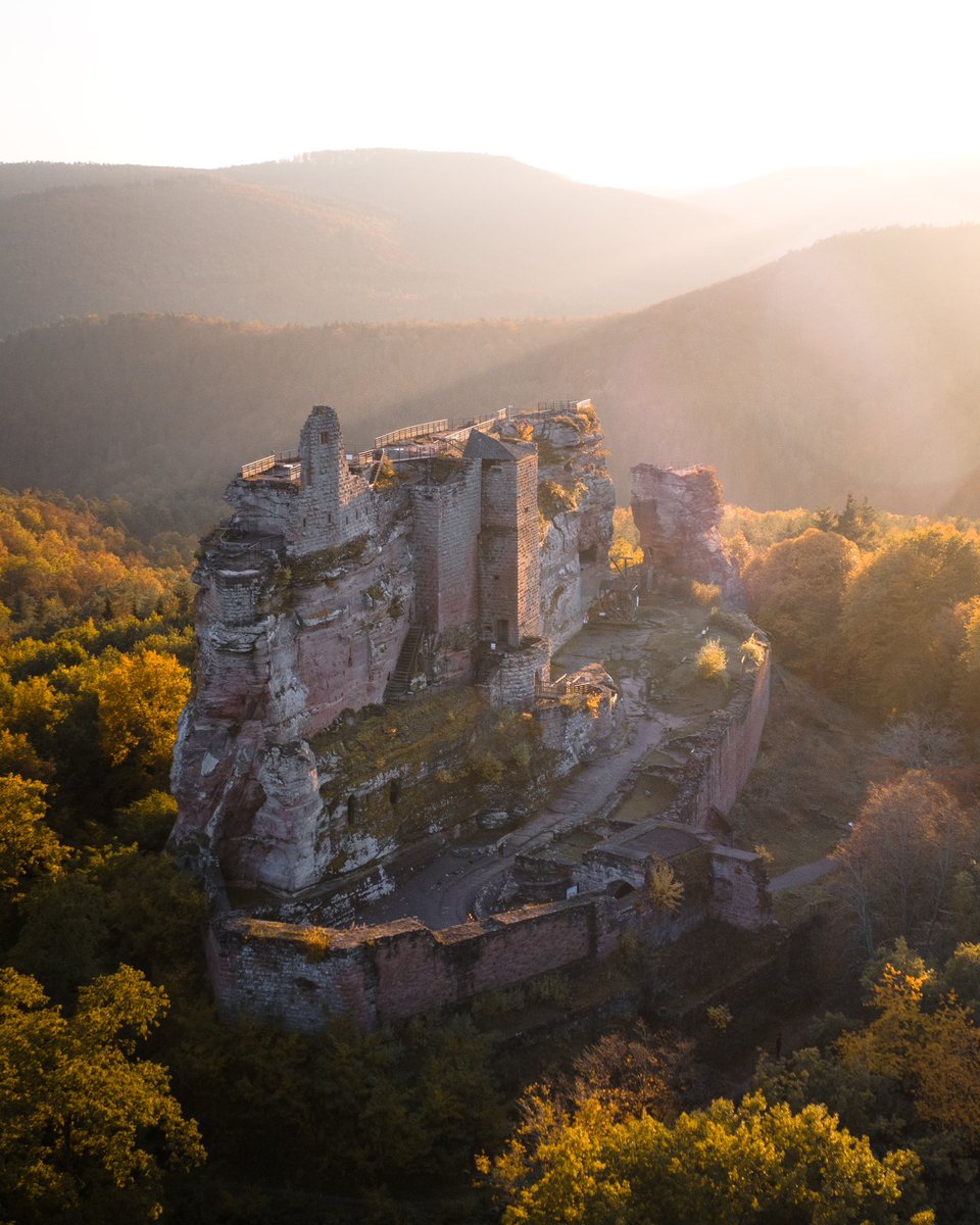 Le château fort de Fleckenstein durant une belle soirée d’automne. (Alsace)