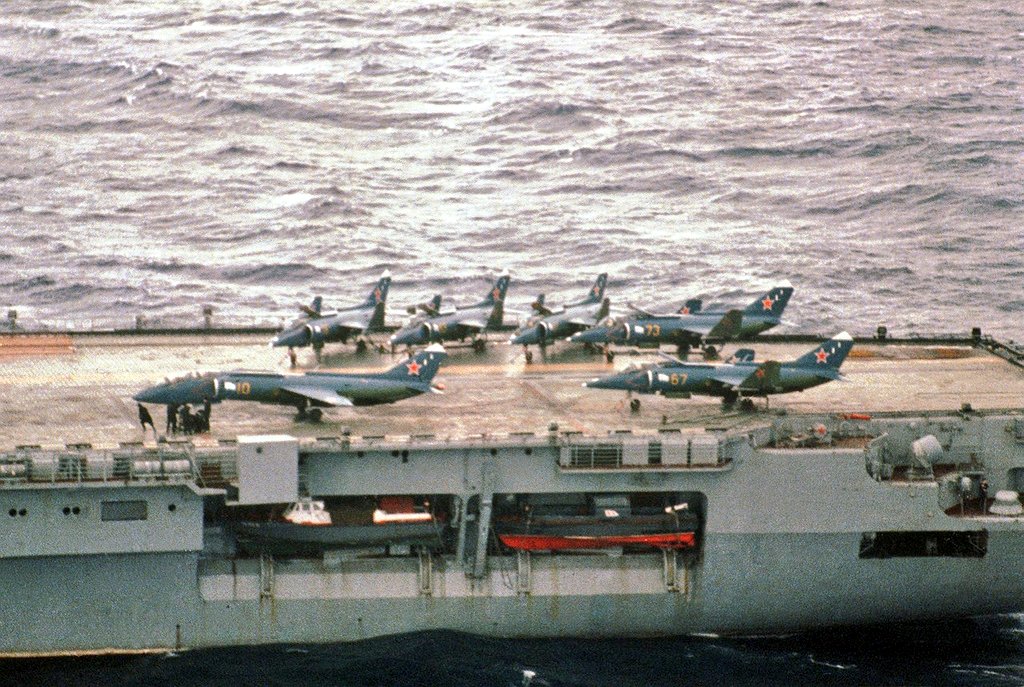 Naval fighter

#Yak38Forger

📷 1988 flight deck CV Kiev

#RussianNavy🇷🇺