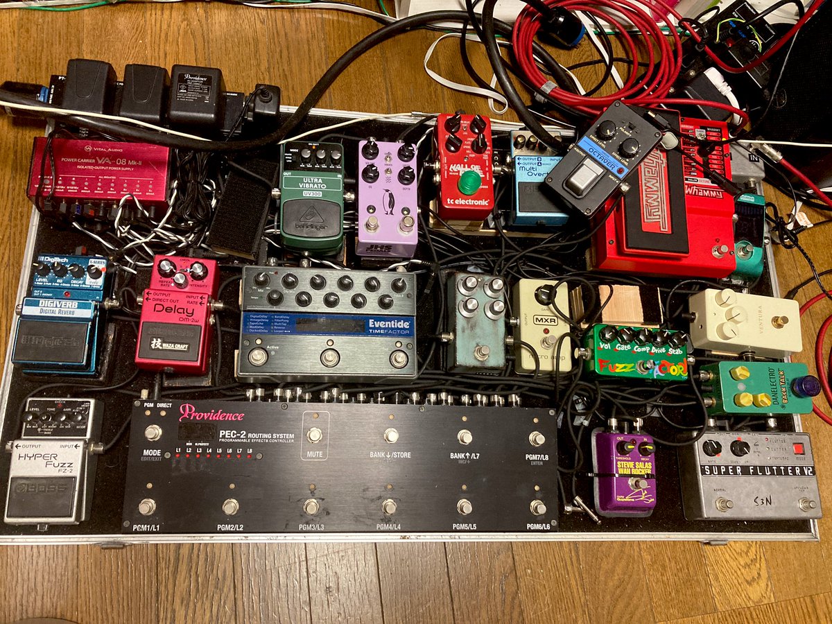 kaoru__ka's tweet photo. こんなに大きく育ったエフェクターボードですが、、、
最近またやりたい事が増えたてきたので音作りを変えつつ、
ちまちま中身を取っ替え引っ替えしつつ、
大幅なオーバーホールも計画中！

「海苔弁とカツ丼と唐揚げ弁当全部盛り」みたいなボードですが、ここから美味しくまとめていきます🍱 https://t.co/MAQSEv6twZ