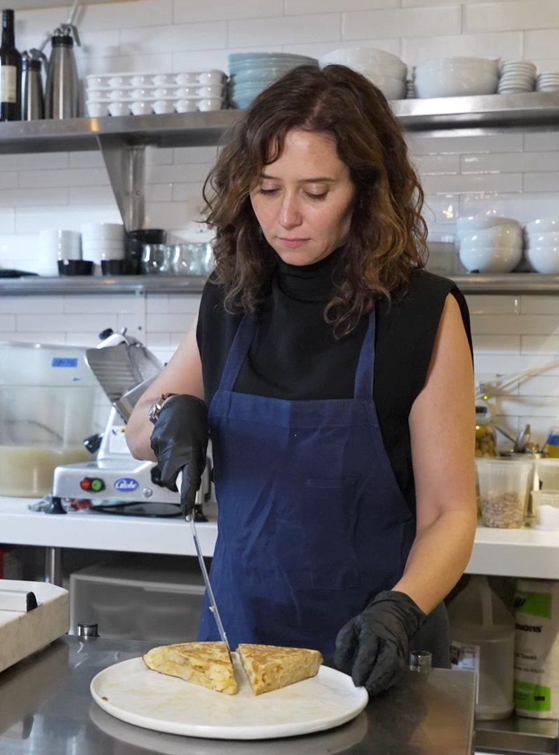 Cesar_Opinions's tweet photo. La ministra de Igualdad, @IreneMontero, reivindicando desde la sede de Naciones Unidas en Nueva York el lugar de España en los avances sobre los derechos de las mujeres.
Ayuso en un restaurante en Nueva York aprendiendo a cortar una tortilla con un cuchillo muy largo. Así todo.🤷🏽‍♀️ https://t.co/Sw3GfbVbqj