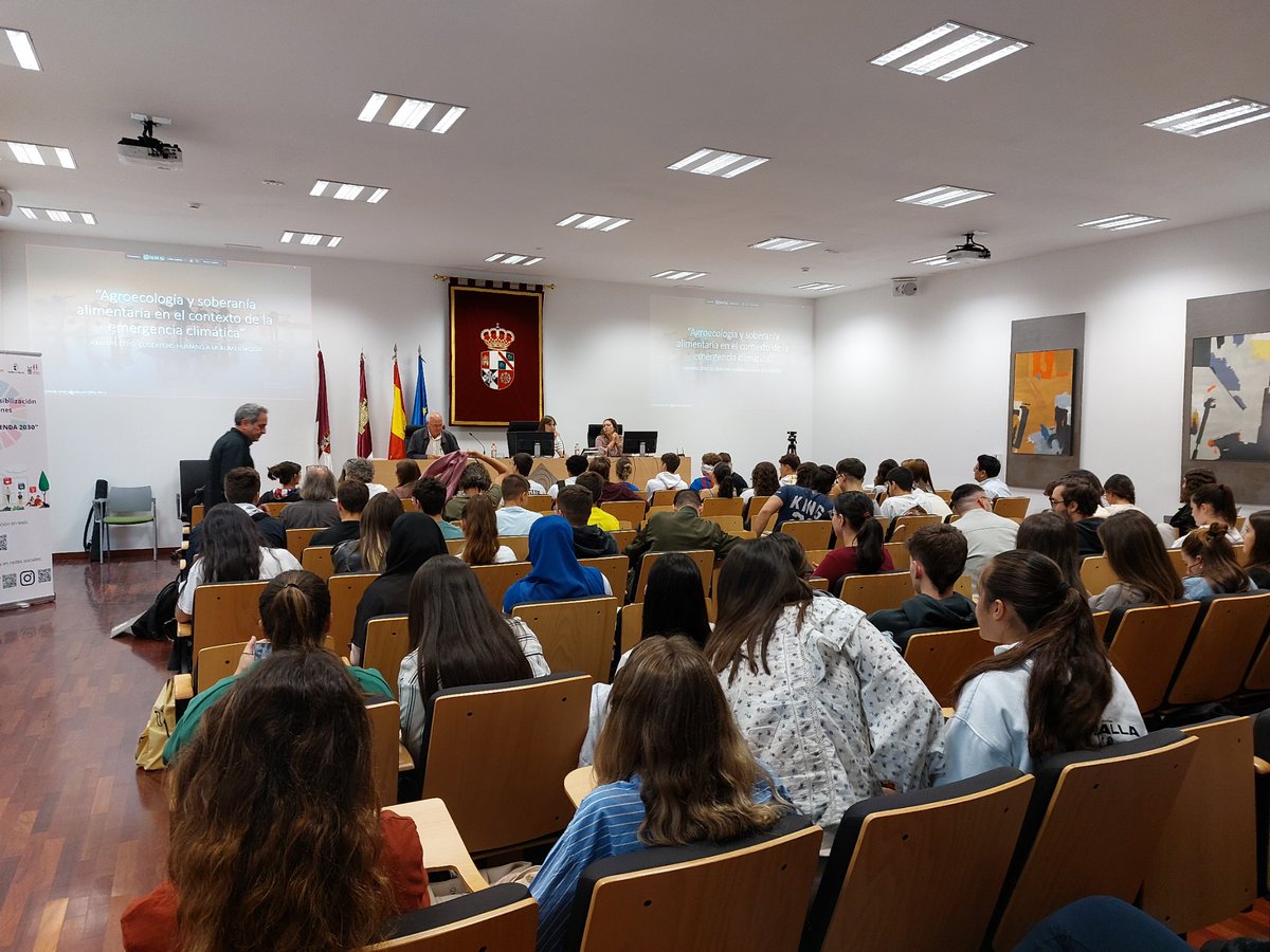 Alfonsoponce10's tweet image. Interesantísima la charla "Agroecología y soberanía alimentaria en el contexto de la crisis climática", del seminario Hambre cero,el Derecho Humano a la alimentación, organizadas por  @FundacionUCLM y @ftaadcee_ab. #4Eso #Economía #LineaE #Pobreza0 #profemefaltan20cétimospalbus