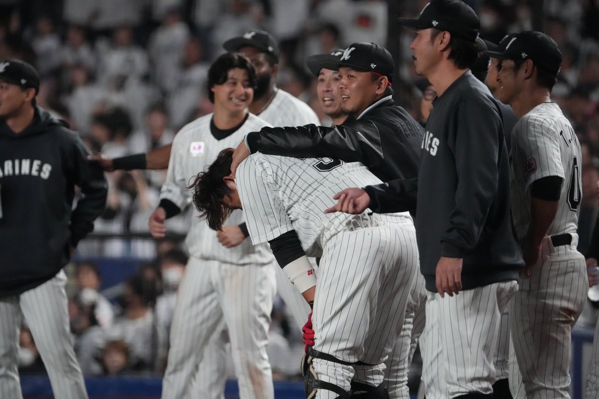 APgZWKyqbGHL0PU's tweet image. 涙のとしくんの肩を田村先輩がずっと抱いていて、それに金澤バッテリーコーチが加わり、更に笑顔の松川くんが入って最後キャッチャー陣+コーチの4人が抱き合っている姿に、なんだかとてもいいチームだなと思いました。
#chibalotte 2023/10/16
#CSファーストステージ