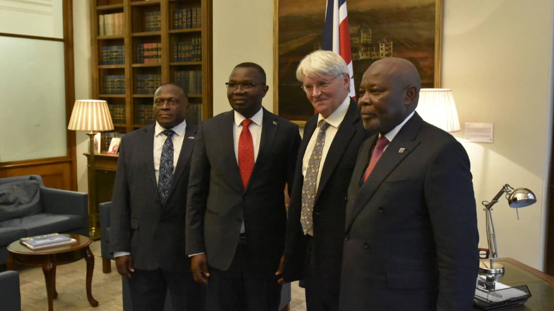 16h30 à Londres : l'Honorable ANDREW MITCHELL, Ministre d'Etat Britannique  en charge du développement et de l'Afrique a échangé avec la délégation congolaise sur les grandes thématiques de la renaissance africaine par la RDC telles que développées par S.E  le VPM  Vital  KAMERHE