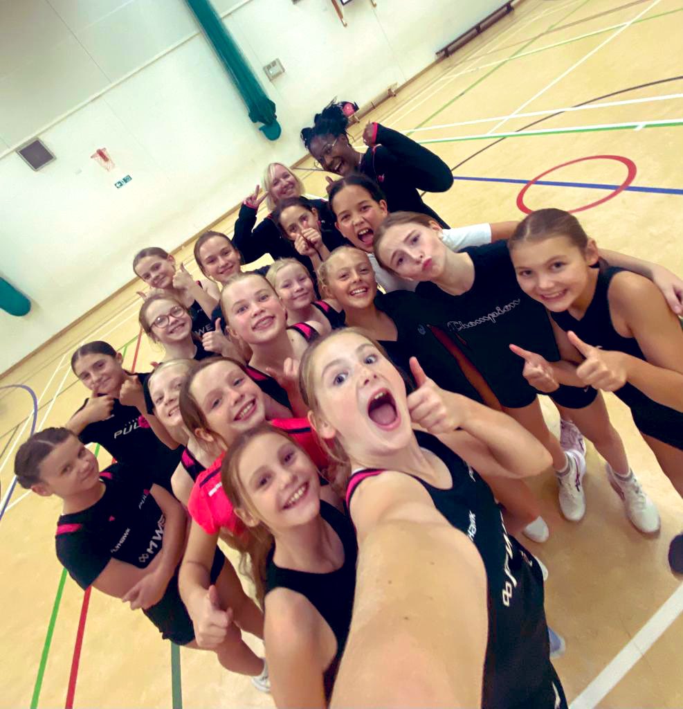 Our U12 Sapphire hub absolutely smashed their session this evening heading into the halftime break! Haters will say we made them take this selfie
 🤳 😝

#hubgoals #proudtobepulse