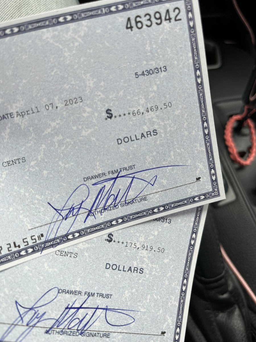 MFRoadmap's tweet image. I had to take a picture of these checks

It almost felt unreal at the time

Still feels like a ton despite being in the middle of a deal that needs $2m

Here’s how these checks landed up in my hands 👇