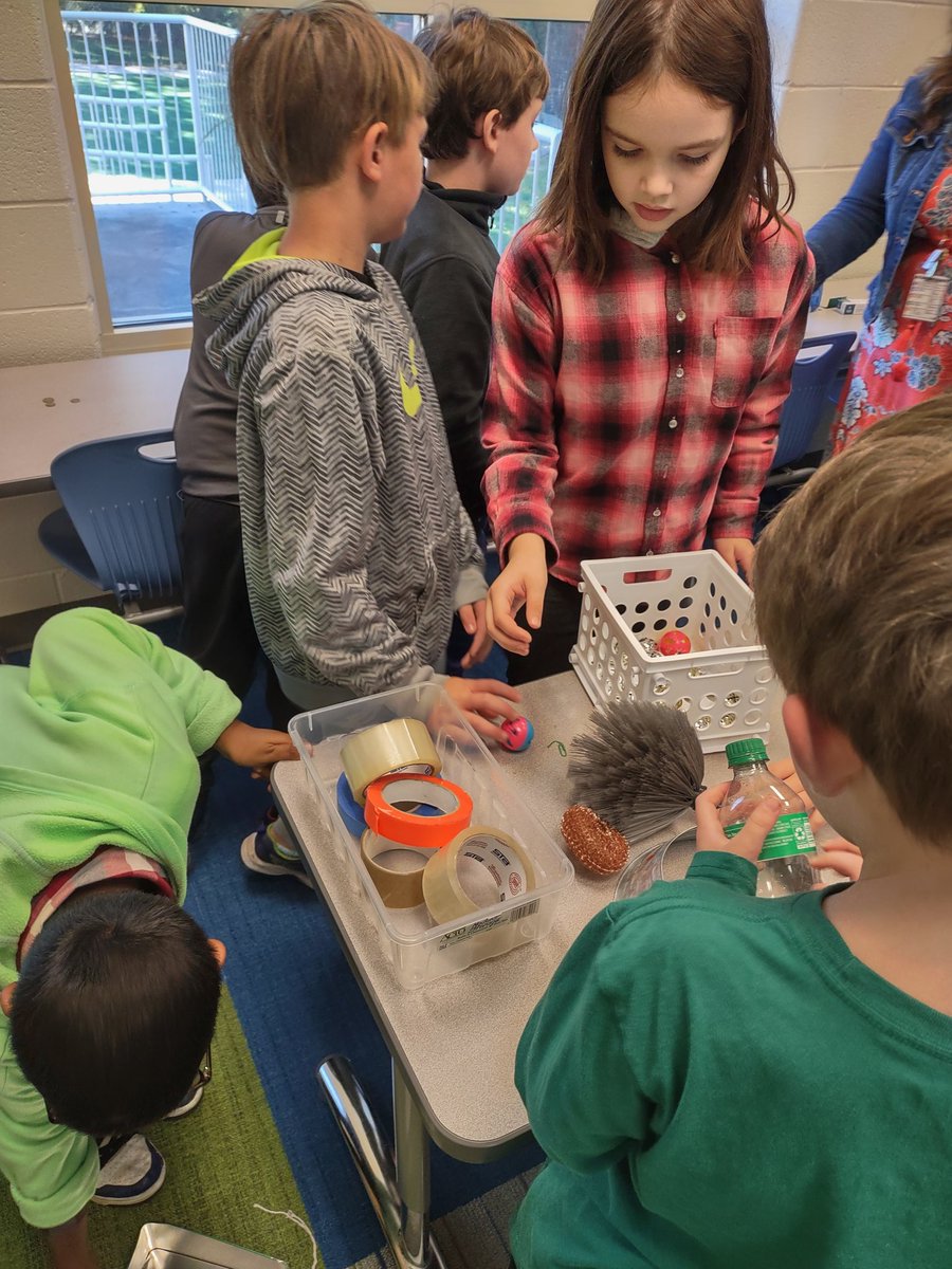 danikaowhite's tweet photo. 3rd graders creating music and sounds from objects, and 5th graders creating a mural. Artists in Residence Week! @SRAABOBCATS https://t.co/YvOYxCBFIc
