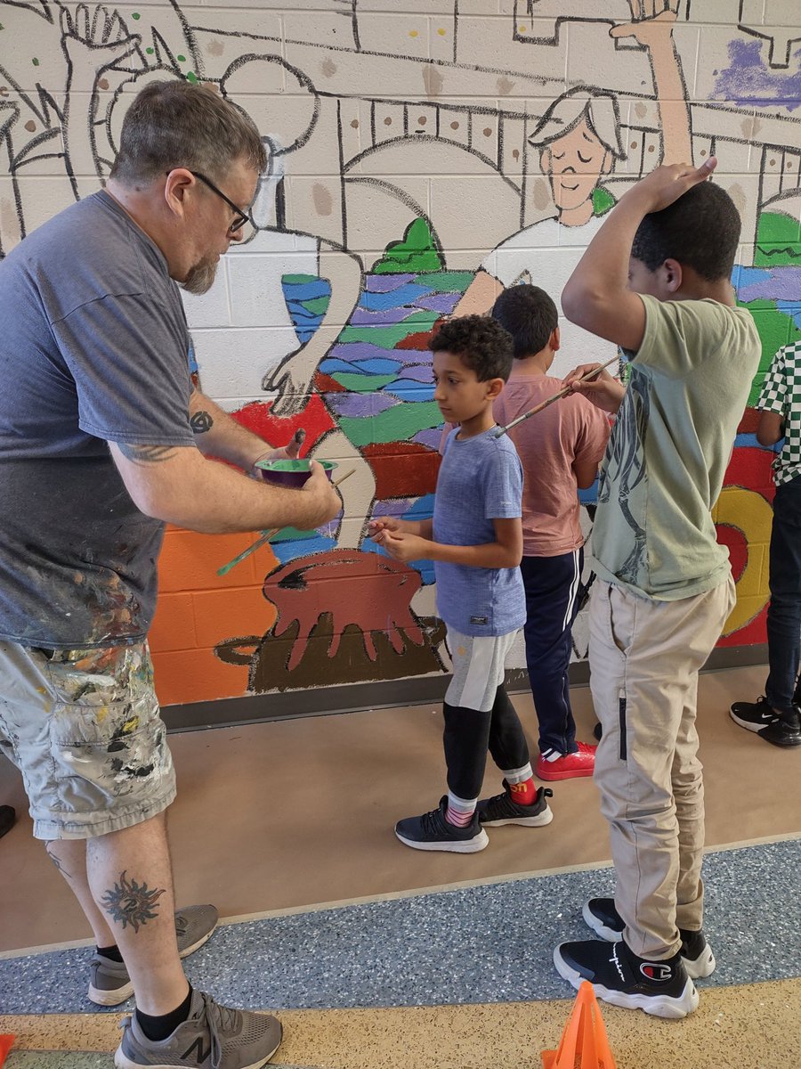 danikaowhite's tweet photo. 3rd graders creating music and sounds from objects, and 5th graders creating a mural. Artists in Residence Week! @SRAABOBCATS https://t.co/YvOYxCBFIc