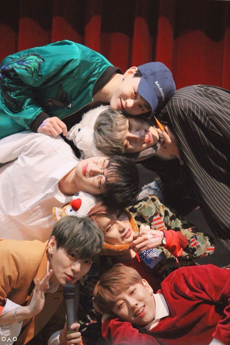 happy 6 years to my loves, you are my forever stars 💛💜

#JBJ #JBJ_6th_Anniversary