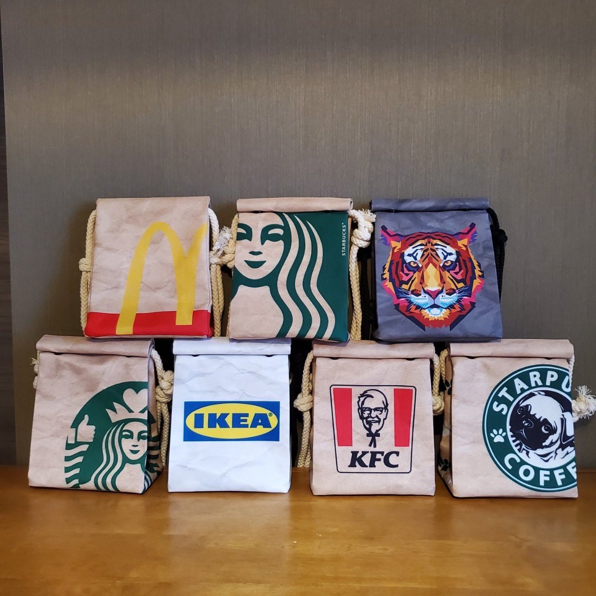 eriashiww's tweet photo. スタバのパロディー！？、紙袋風なのがカワイイ。プレゼント🎁かなー

https://t.co/KWeIRL9JyS https://t.co/wTnOKoLfaO