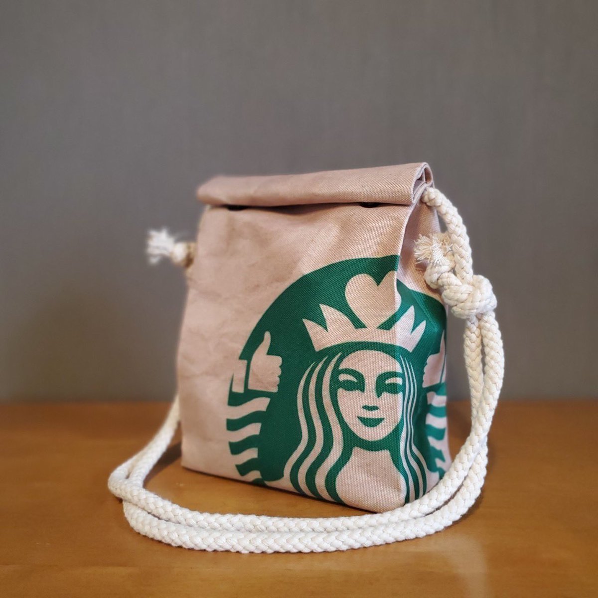 eriashiww's tweet photo. スタバのパロディー！？、紙袋風なのがカワイイ。プレゼント🎁かなー

https://t.co/KWeIRL9JyS https://t.co/wTnOKoLfaO