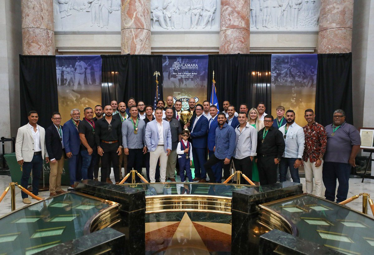 CamaraConPR's tweet photo. 𝐑𝐞𝐜𝐨𝐧𝐨𝐜𝐢𝐦𝐢𝐞𝐧𝐭𝐨  🏆 | El representante por el Distrito 15, Joel Franqui Atiles, reconoció hoy al equipo campeón del Béisbol Doble A, Los Arenosos de Camuy. 

📸Tammy Olivencia #CámaraPR https://t.co/Bq8m8d9mBM