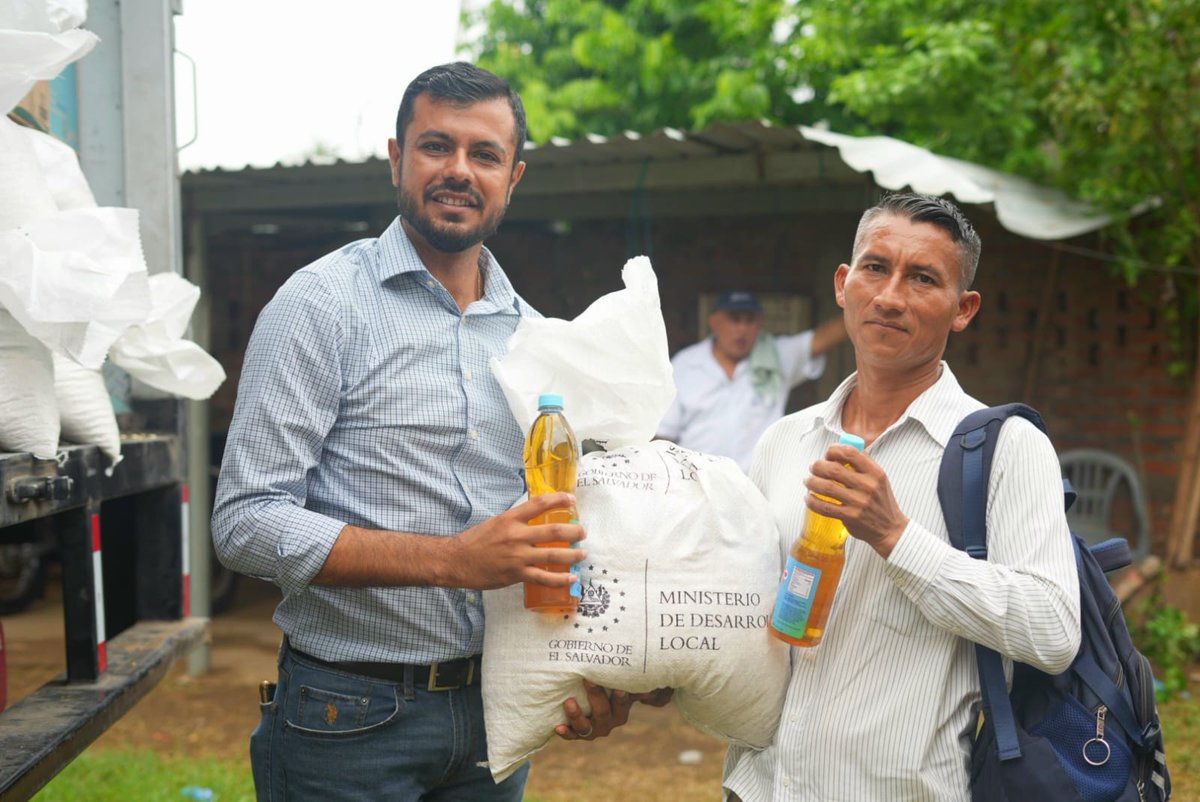 EliuServando's tweet photo. Este día se realizó la entrega de paquetes alimenticios a pescadores, como un apoyo a su económia debido a que la "Veda nacional de camarón marino" se encuentra vigente 🦐 y es la fuente de ingresos de muchos pescadores. https://t.co/mbLujTDAHC