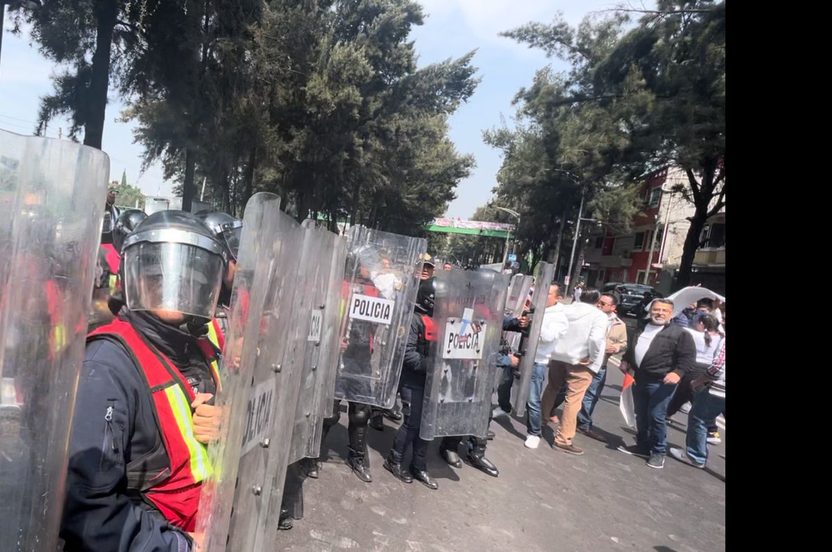 LuciaGons3's tweet photo. A los criminales, abrazos, a los trabajadores, toletazos. Aasí responde el régimen de @lopezobrador_ a las demandas legítimas de los trabajadores del PJF. #TodosSomosPJF #SonDerechosNoPrivilegios https://t.co/j0xbb6d7nu